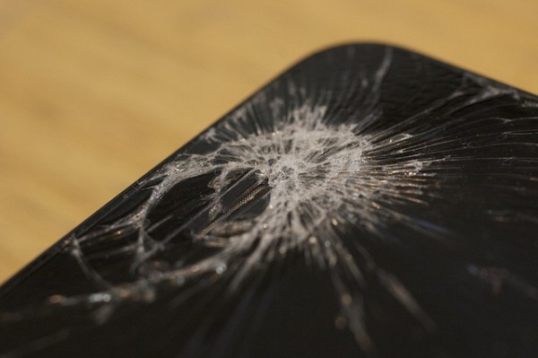 Скоро экран iPhone перестанет разбиваться при падении