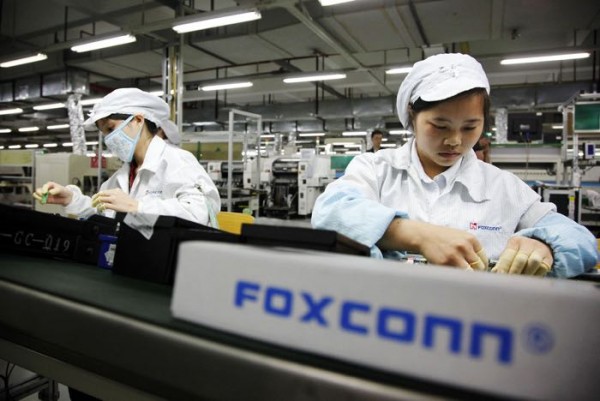 Foxconn: люди собирают iPhone лучше роботов