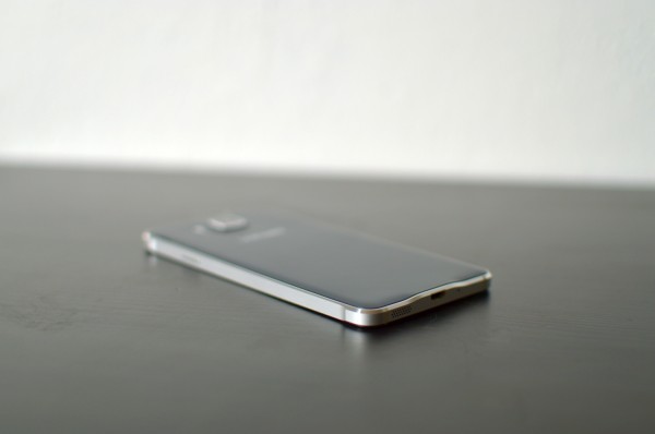 Samsung лишила Galaxy S6 цельнометаллического корпуса?