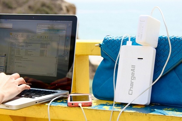ChargeAll: портативная батарея с розеткой для ноутбука
