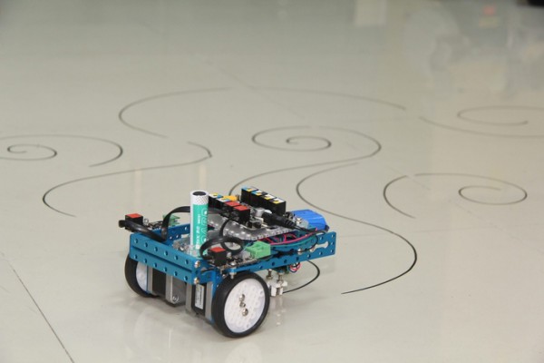 Набор mDrawBot: 4 неплохо рисующих робота