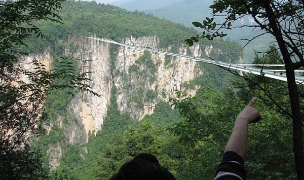 Длиннейший в мире стеклянный мост построят в Китае