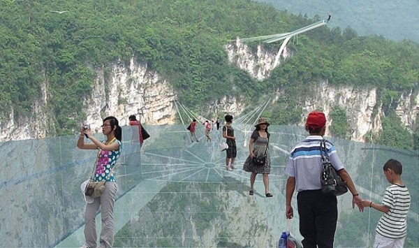 Длиннейший в мире стеклянный мост построят в Китае