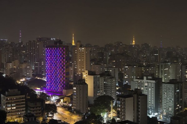 Бразильский отель оснастили «умным» светодиодным фасадом