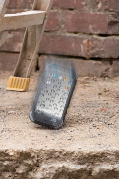 Защищенным смартфоном Cat S30 можно пользоваться в перчатках