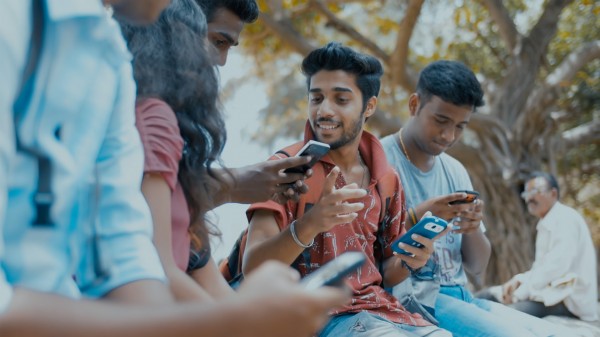 В Индии хотят выпустить умный телефон за 