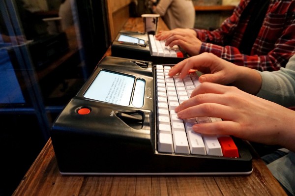 Freewrite Smart Typewriter — печатная машинка с дисплеем E Ink