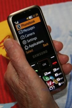Samsung C3060R – телефон для пожилых людей