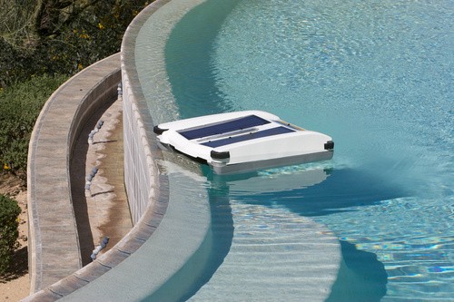 Робот-уборщик для бассейнов на солнечной энергии