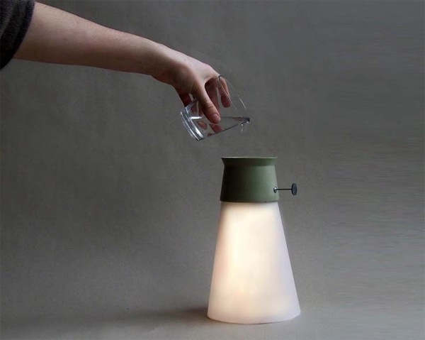 Светодиодная лампа WAT, работающая «на воде»