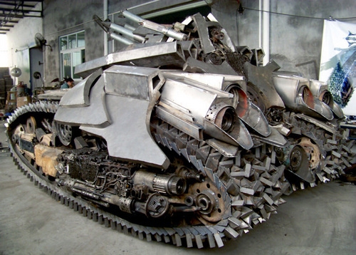 Китаец построил пятитонную модель танка забавы ради