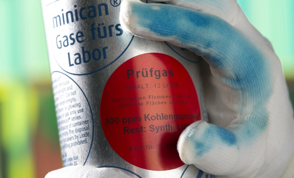 Перчатки, предупреждающие о токсичных веществах изменением цвета