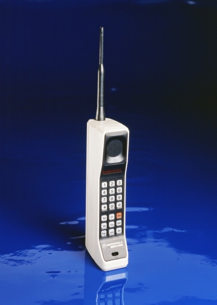 30 лет назад в продажу поступил первый сотовый телефон