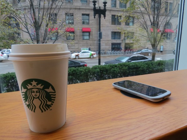 Starbucks и PMA разворачивают сеть беспроводных зарядок в кофейнях