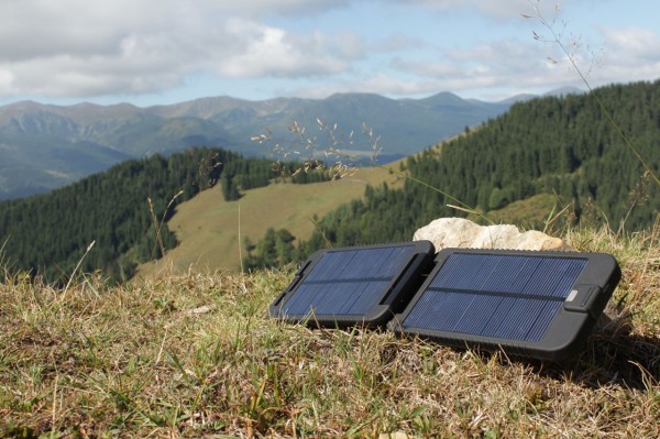 Зарядное устройство Solarmonkey Adventurer от компании Powertraveller