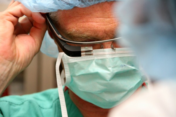 Хирурги Стэнфорда практикуются с помощью Google Glass