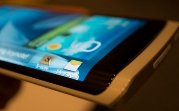 Samsung тестирует трехсторонние мобильные дисплеи