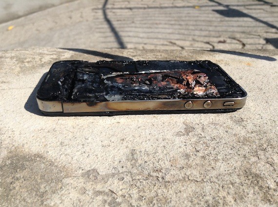Загоревшийся iPhone вынудил эвакуировать 150 пассажиров