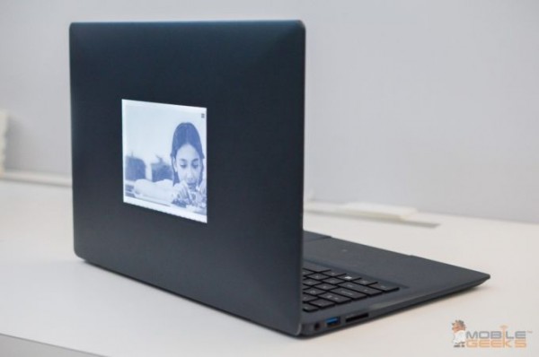 Intel представила ноутбук с дополнительным дисплеем E-ink
