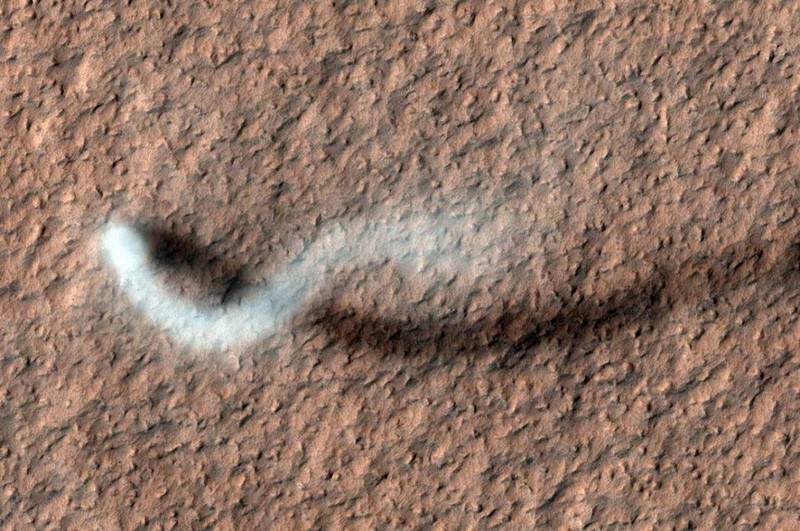 Новый кратер на Марсе: уфологи подозревают, что на планете поселился гигантский червь