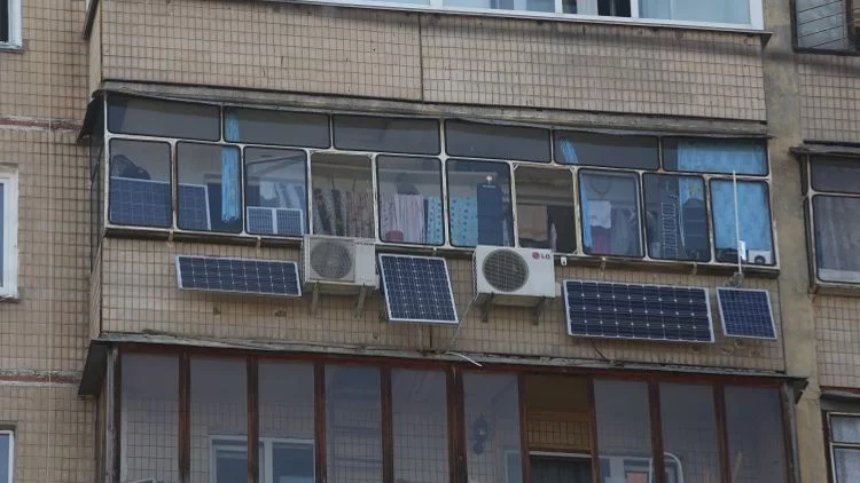 Киевлянин установил в своей квартире солнечные батареи