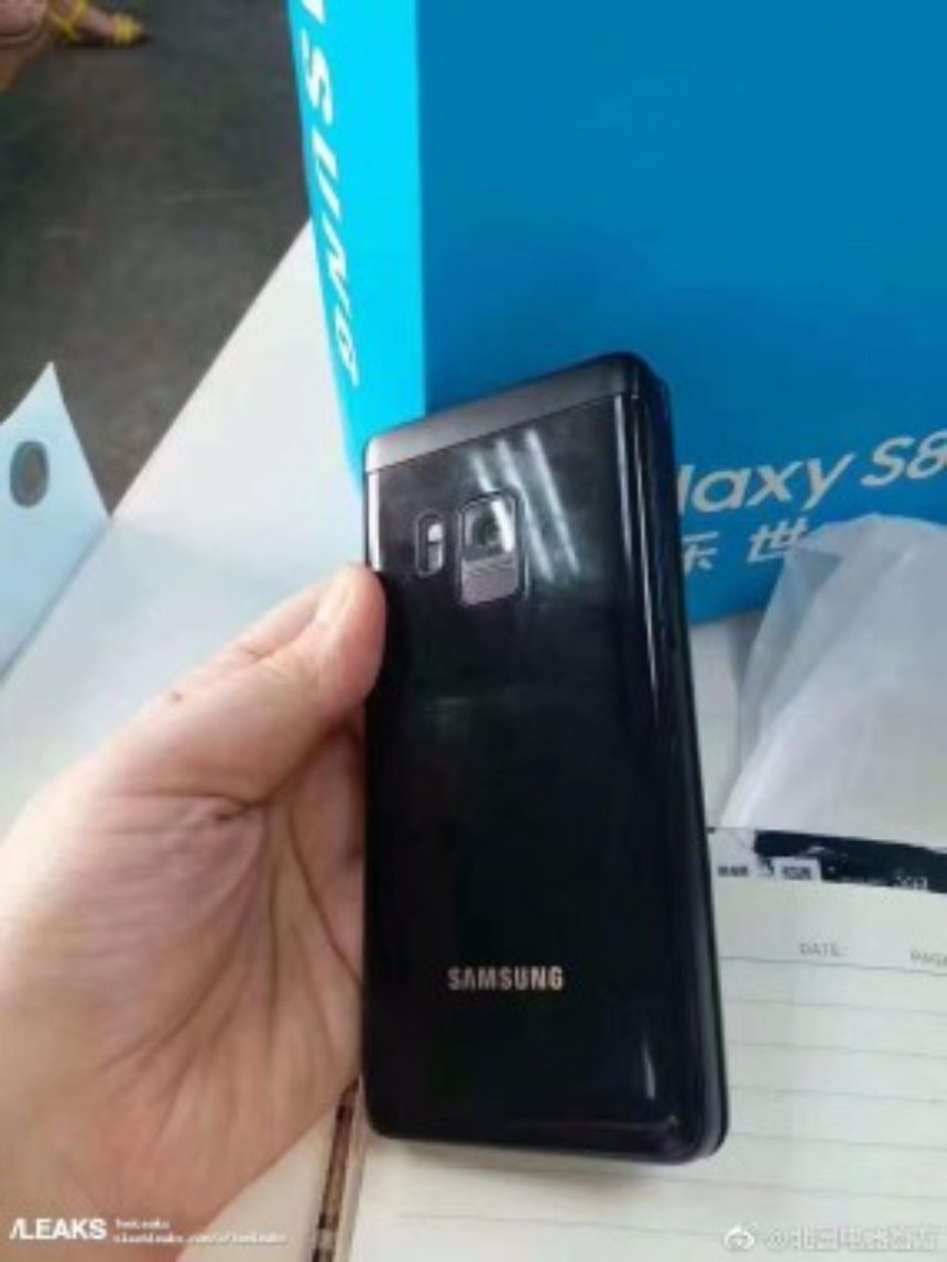 Появились реальные фото новой раскладушки от Samsung