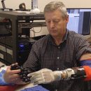 Новая роботизированная рука вернет пациенту тактильную чувствительность после ампутации