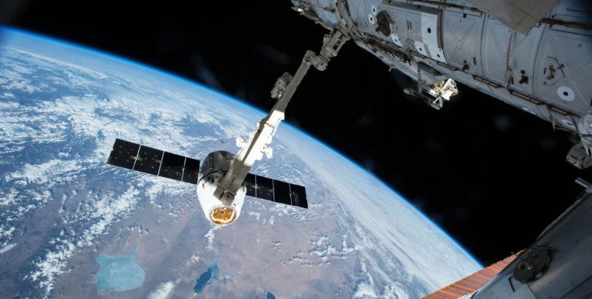 SpaceX запускает миссию на МКС