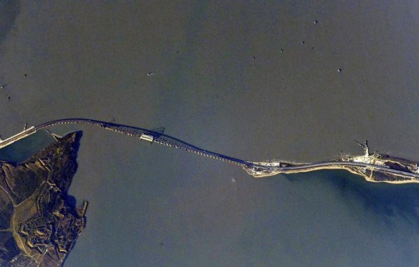 Российский космонавт показал снимок Крымского моста с МКС