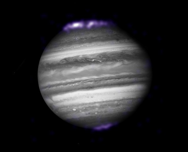 Исследователи раскрыли загадку молний на Юпитере