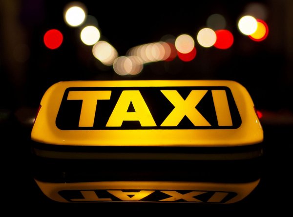 Приложение подсчитало размер чаевых таксистов в России