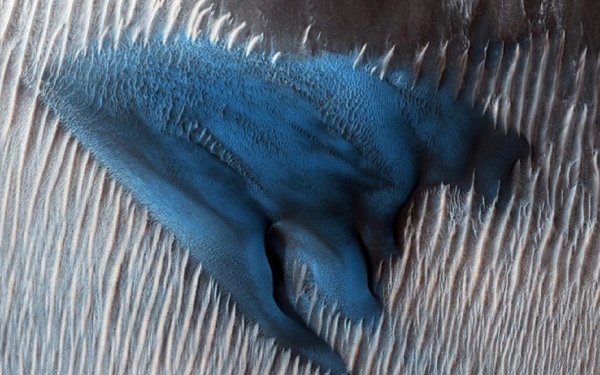 NASA опубликовало снимки голубых дюн на Марсе