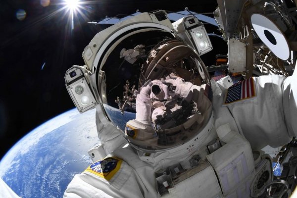 Астронавты сделали селфи на фоне Земли