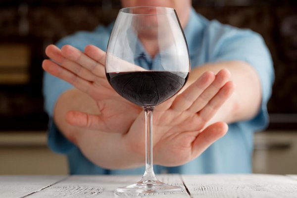 Ученые выяснили, почему люди превращаются в алкоголиков