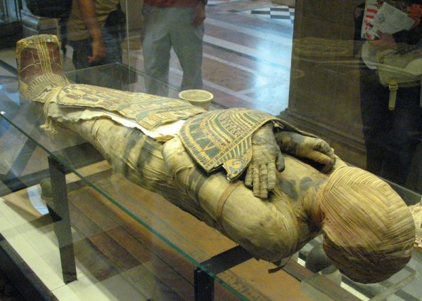 В Египте нашли три поврежденные мумии в черном саркофаге
