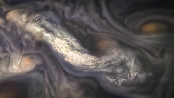 NASA показало фото таинственных «высотных» облаков Юпитера