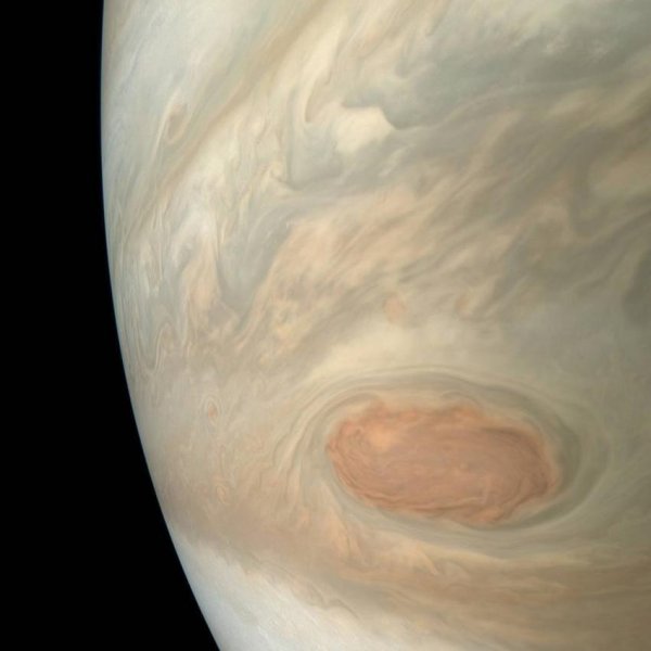 Ученые из NASA показали, как выглядит «эффектная буря» на Юпитере
