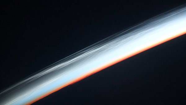 Российский космонавт с МКС заснял уникальные «серебристые облака»