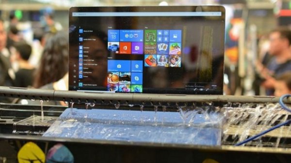 В Китае создали первый в мире водонепроницаемый ноутбук
