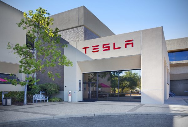 Tesla создала станцию подзарядки для смартфонов