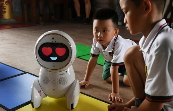 В Китае учителей начали заменять «умными» двуногими роботами