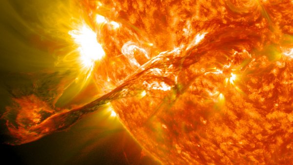 Учёные: Сильнейшие солнечные ветра могут уничтожить сотни спутников