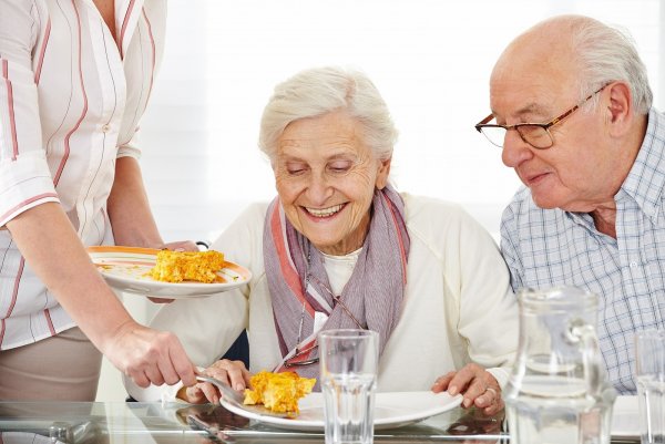 Ученые: На правильное питание пенсионеров влияет любовь