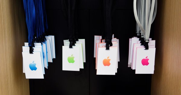 Apple накануне презентации заставляют уборщиков драить бордюры голыми руками