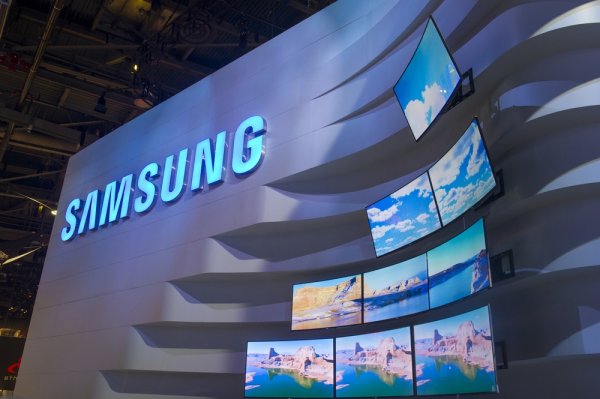 Samsung представила Galaxy A8s с небольшим отверстием для камеры на дисплее