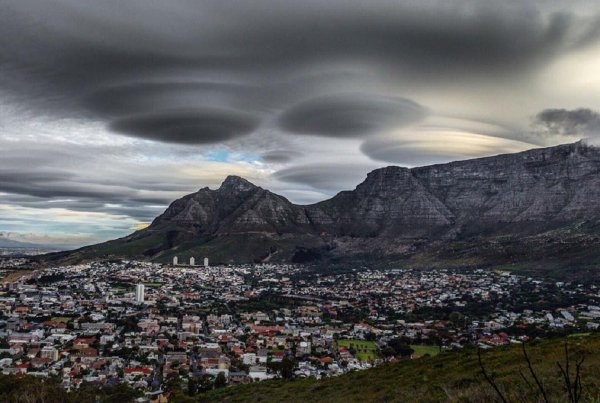 Уфолог: НЛО «замаскировались» под облака в небе над Чехией