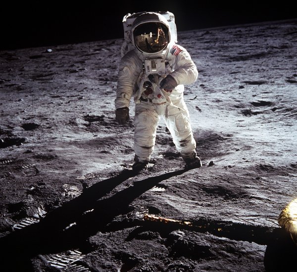 В РАН отбросили сомнения по поводу высадки американцев на Луну