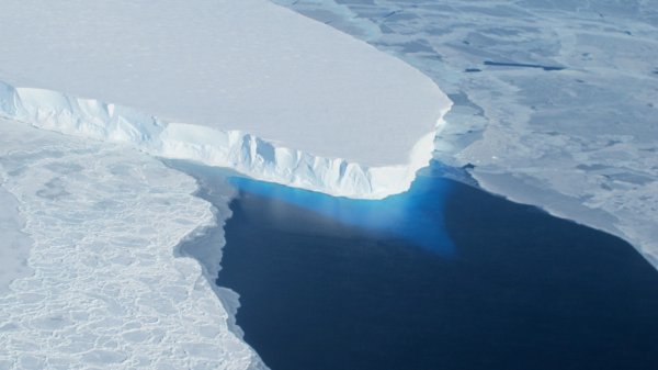 Ученые заметили огромную полость подо льдами Антарктиды