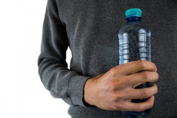 Вред пластмассы: ученый оценил риск заболевания раком из-за пластиковых бутылок