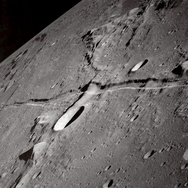 Бластер размером с планету: Пришельцы превратили Луну в огромную космическую пушку